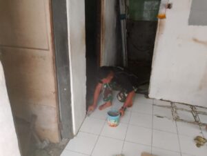 Dulu Hanya Lantai Tanah, Satgas TMMD 122 Selesaikan Pemasangan Keramik di Rumah Ibu Hesni