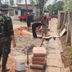Jawab Kecemasan Warga Akibat Banjir, Satgas TMMD 122 Pasang Box Culvert Penyambung Saluran Drainase Air