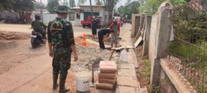 Jawab Kecemasan Warga Akibat Banjir, Satgas TMMD 122 Pasang Box Culvert Penyambung Saluran Drainase Air