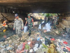 Koramil 02/Matraman Bersih-Bersih Ciliwung