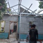 Terkabulnya Doa Botin Memiliki Rumah Layak Huni, Satgas TMMD 122 Lanjutkan Pemasangan Rangka Atap Baja Ringan