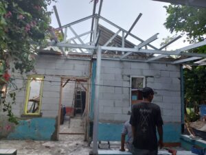 Terkabulnya Doa Botin Memiliki Rumah Layak Huni, Satgas TMMD 122 Lanjutkan Pemasangan Rangka Atap Baja Ringan