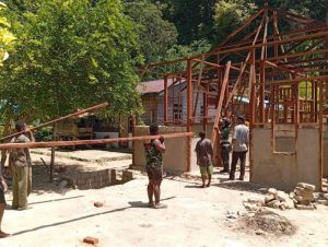 44 Persen Pengerjaan, Satgas TMMD Ke-122 Kodim 1805/Raja Ampat Percepat Sasaran Fisik RTLH Ibu Laode Mambrasar