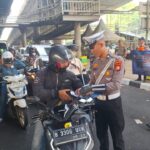 Ops Zebra Jaya 2024, Personil Lantas Jaktim sosialisasi Kamseltibcar lantas di TL Rawamangun