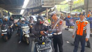Ops Zebra Jaya 2024, Personil Lantas Jaktim sosialisasi Kamseltibcar lantas di TL Rawamangun