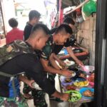 Berbaur dengan Warga, Satgas TMMD 122 Makan Siang Bersama di Rumah Bapak Bonan