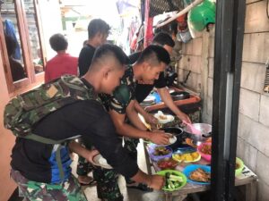 Berbaur dengan Warga, Satgas TMMD 122 Makan Siang Bersama di Rumah Bapak Bonan