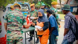 Batalyon Arhanud 6/BAY Melaksanakan Jumat Berbagi Dengan Membagikan Nasi Kotak Untuk Warga di Sekitar Asrama
