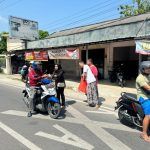 Jumat Berkah SEKBER Relawan TEGAR (Teguh – Farida) Bagi Nasi Bungkus