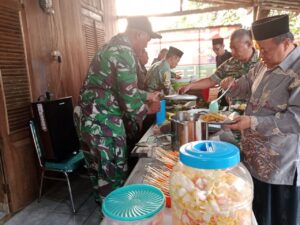 Bentuk Sukacita, Warga RW 05 Jatiluhur Gelar Silaturahmi dan Makan Bersama Anggota Satgas di Lokasi TMMD 122