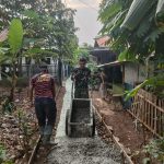 Meskipun dengan Alat Seadanya, Tim Satgas TMMD 122 Selesaikan Pengecoran Jalan di RW 05 Jatiluhur