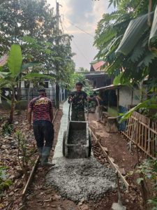 Meskipun dengan Alat Seadanya, Tim Satgas TMMD 122 Selesaikan Pengecoran Jalan di RW 05 Jatiluhur