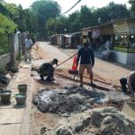 Satgas TMMD 122 Rapiakan Sisa Pemasangan U-Ditch Drainase di Jalan Tekel RW 11