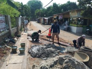 Satgas TMMD 122 Rapiakan Sisa Pemasangan U-Ditch Drainase di Jalan Tekel RW 11