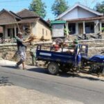 Jelang Penutupan TMMD 122, Anggota TNI dan Warga Lakukan Kerja Bakti