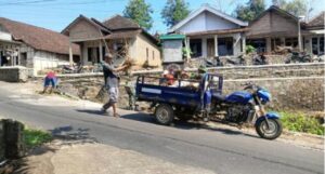 Jelang Penutupan TMMD 122, Anggota TNI dan Warga Lakukan Kerja Bakti