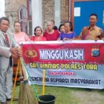 Kasat Binmas Polres Toba Jalin Komunikasi dan Berikan Bantuan Alat Kebersihan Kepada Jemaat Gereja di Minggu Kasih
