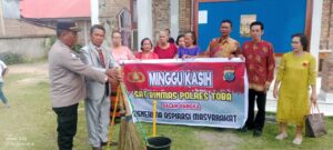 Kasat Binmas Polres Toba Jalin Komunikasi dan Berikan Bantuan Alat Kebersihan Kepada Jemaat Gereja di Minggu Kasih