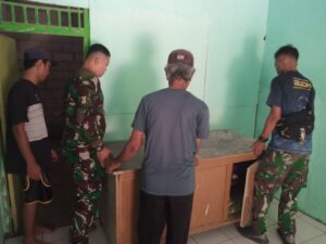 Usai Direhab, Minan bersama Tim Satgas TMMD 122 Bereskan Rumahnya