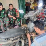 SATGAS TMMD Ke-122 Bantu Perbaiki Motor Milik Ibu Hesni yang Ditinggalkan Suaminya
