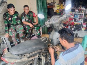 SATGAS TMMD Ke-122 Bantu Perbaiki Motor Milik Ibu Hesni yang Ditinggalkan Suaminya