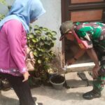 Berantas Demam Berdarah, Babinsa Koramil Setiabudi Bersama Kader Jumantik Laksanakan PSN