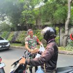 Jumat Berkah, Babinsa Koramil 05/Kebayoran Baru Berbagi Makan Siang Kepada Warga