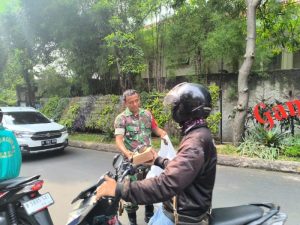 Jumat Berkah, Babinsa Koramil 05/Kebayoran Baru Berbagi Makan Siang Kepada Warga