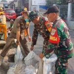 Koramil 07/Cipayung Karya Bhakti Bersihkan Sampah di Sepanjang Jalan Kramat