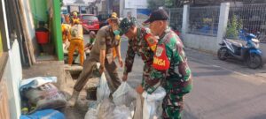 Koramil 07/Cipayung Karya Bhakti Bersihkan Sampah di Sepanjang Jalan Kramat