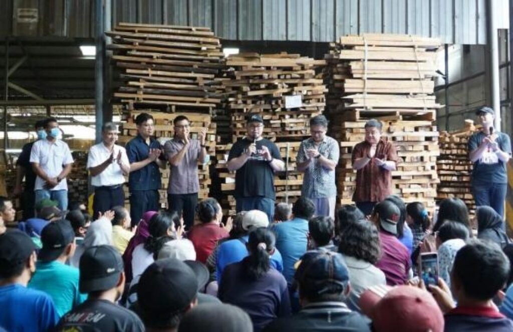 Karyawan Pabrik Sebut Program Mas Dhito Beri Manfaat Bagi Masyarakat Kecil