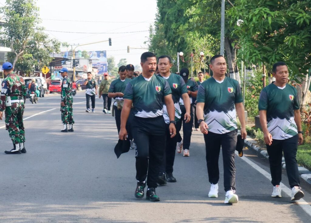 Perkuat Soliditas, Keluarga Besar Kodim Bojonegoro Gelar Jalan Sehat Bersama