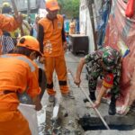 Melalui Grebek Lumpur Babinsa Koramil 02/Sawah Besar Tanamkan Kepedulian Terhadap Lingkungan
