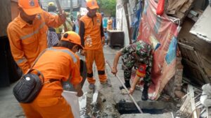 Melalui Grebek Lumpur Babinsa Koramil 02/Sawah Besar Tanamkan Kepedulian Terhadap Lingkungan