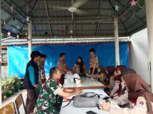 Komsos di Kampung Pancasila, Babinsa Koramil 04/Keb. Lama Tanamkan Nilai-Nilai Pancasila Kepada Pelajar