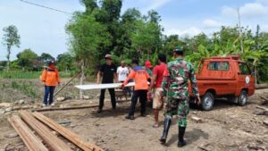 Ratusan Rumah di Lamongan Terdampak Angin Puting Beliung Mendapat Bantuan Material