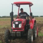 Menggarap Lahan Jagung dengan Mengtraktror