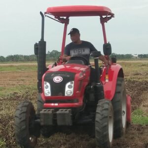 Menggarap Lahan Jagung dengan Mengtraktror