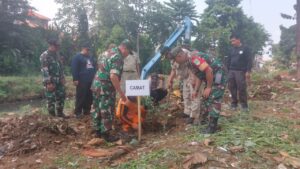 Hijaukan Bantaran Kali Item Cililitan Oleh Koramil Kramatjati Pada Giat Karya Bakti
