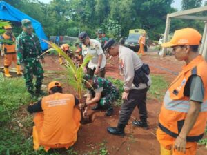 Penghijauan Lahan Kosong Oleh Koramil 03/Pasar Rebo Pada Giat Karya Bakti
