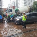 Kasat Lantas Polres Metro Jakarta Selatan Tetap Sigap Atur Lalu Lintas di Tengah Banjir Jakarta Selatan