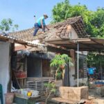 Gerak Cepat Relawan Bolone Vinanda-Gus Qowim Bedah Rumah Yang Nyaris Roboh