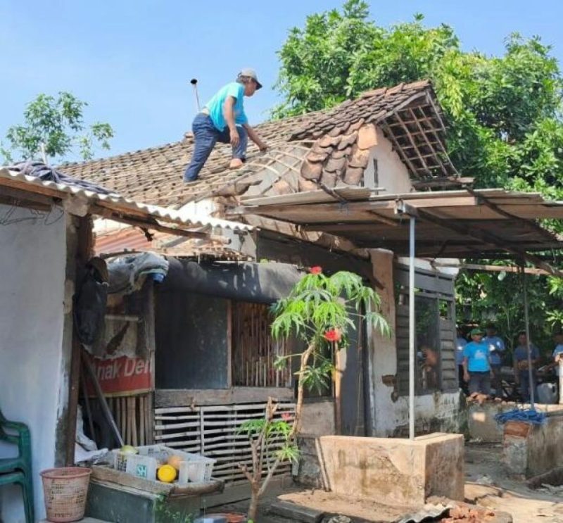 Gerak Cepat Relawan Bolone Vinanda-Gus Qowim Bedah Rumah Yang Nyaris Roboh