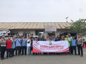 Sambil Ngopi, Polantas Bandara Soetta Ajak Pengemudi Taksi Tertib Berlalu Lintas