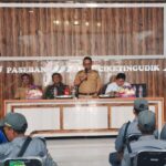 Babinsa Ciketingudik Ikuti Rapat Sinergitas dan Berikan Wawasan Kebangsaan kepada Linmas dan Karang Taruna