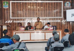 Babinsa Ciketingudik Ikuti Rapat Sinergitas dan Berikan Wawasan Kebangsaan kepada Linmas dan Karang Taruna