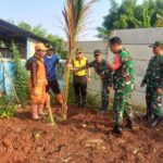 Hijaukan Lahan Kosong, Koramil 07/Cipayung Bersama Tiga Pilar Tanam Pohon
