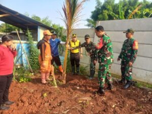 Hijaukan Lahan Kosong, Koramil 07/Cipayung Bersama Tiga Pilar Tanam Pohon