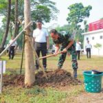 Lestarikan Lingkungan dan Jaga Ekosistem di Area Mabes TNI, Panglima TNI Tanam Pohon dan Tebar Benih Ikan