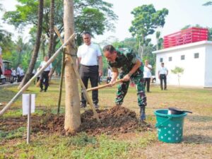 Lestarikan Lingkungan dan Jaga Ekosistem di Area Mabes TNI, Panglima TNI Tanam Pohon dan Tebar Benih Ikan